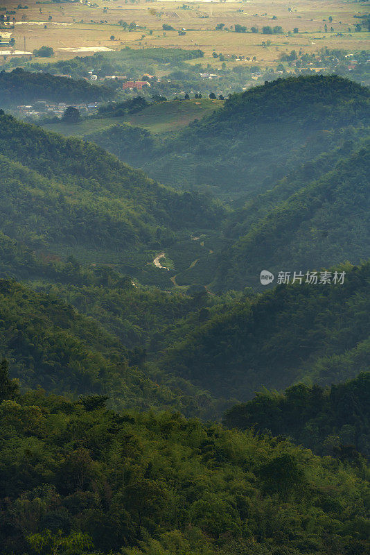 在泰国清迈省的Doi Luang Chiang Dao日出时的美丽景色。